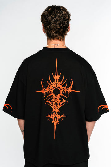 BØĘRY — Homepage fotogalerij: Enkel model, rugzijde, tee met sigil-print, studio wit — homepage fotogalerij