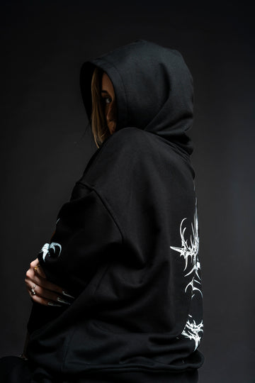 BØĘRY — About / brand storytelling: Sfeervol zij-portret met hood