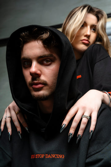 BØĘRY — Hero / homepage banner: Close embrace, donkere sfeer, sterke uitstraling